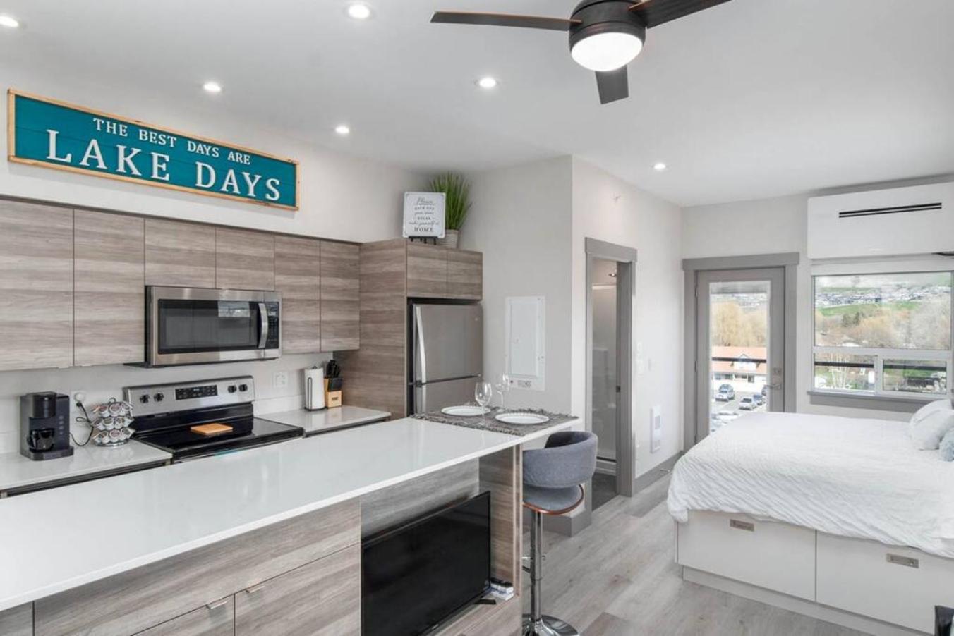 Top Floor Lakeshore Views Near Skiing