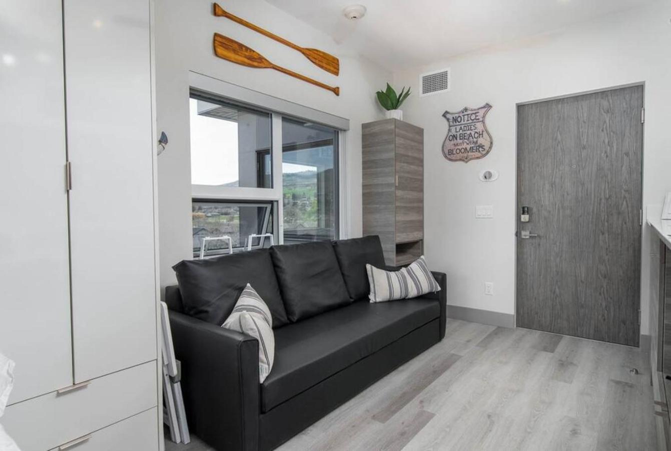 Top Floor Lakeshore Views Near Skiing