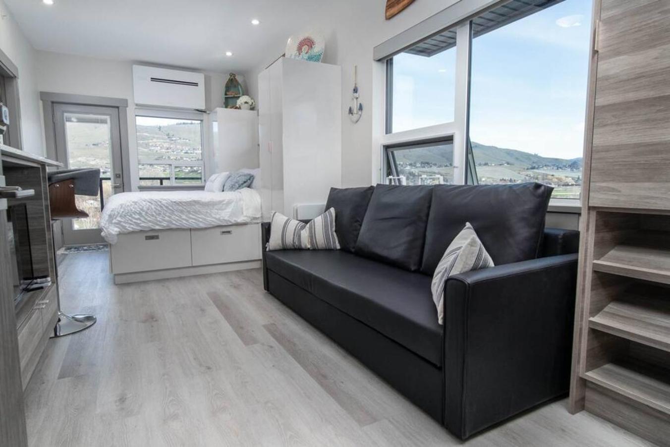 Top Floor Lakeshore Views Near Skiing