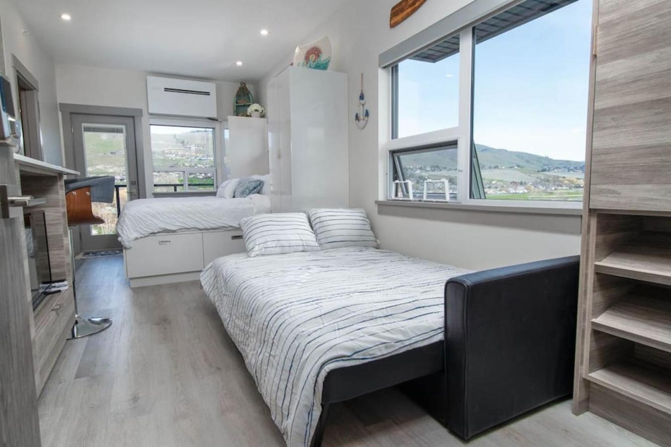 Top Floor Lakeshore Views Near Skiing