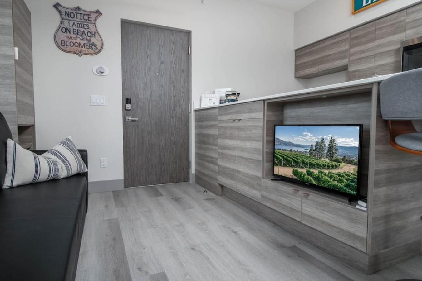 Top Floor Lakeshore Views Near Skiing