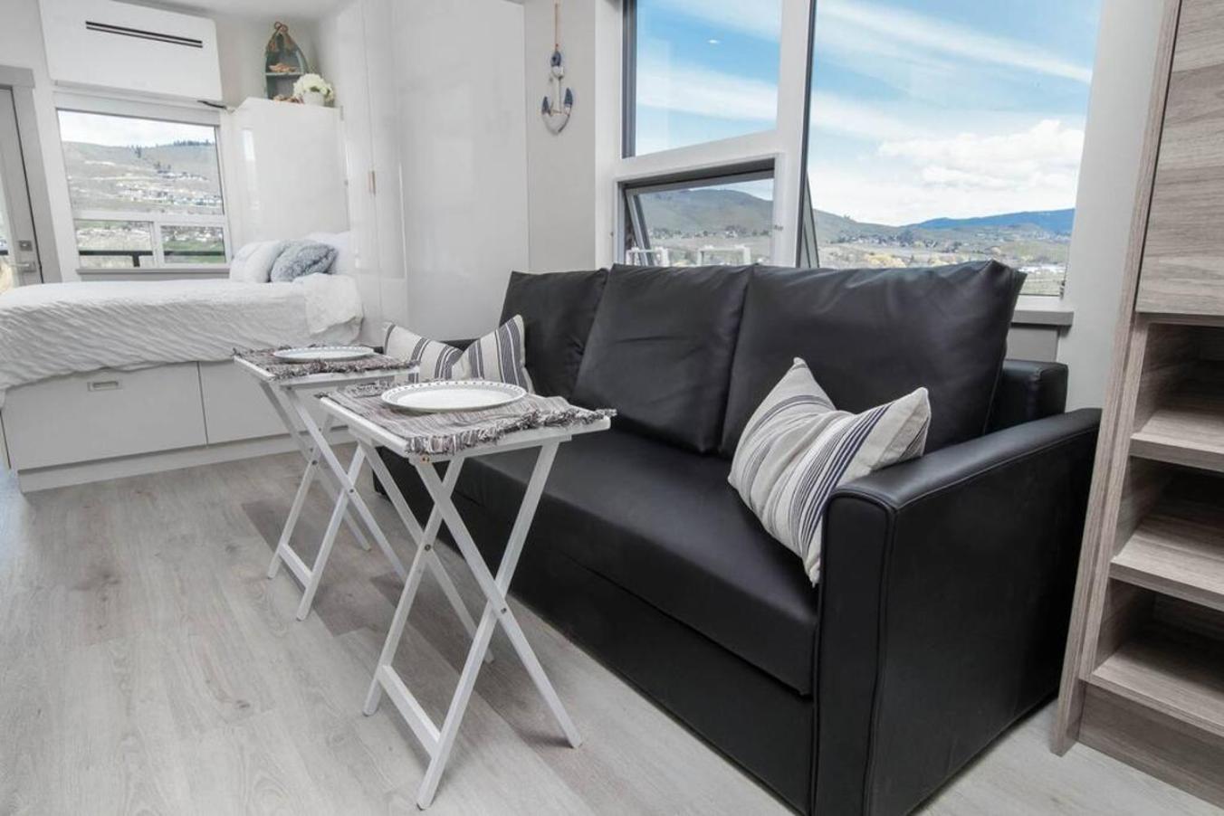 Top Floor Lakeshore Views Near Skiing