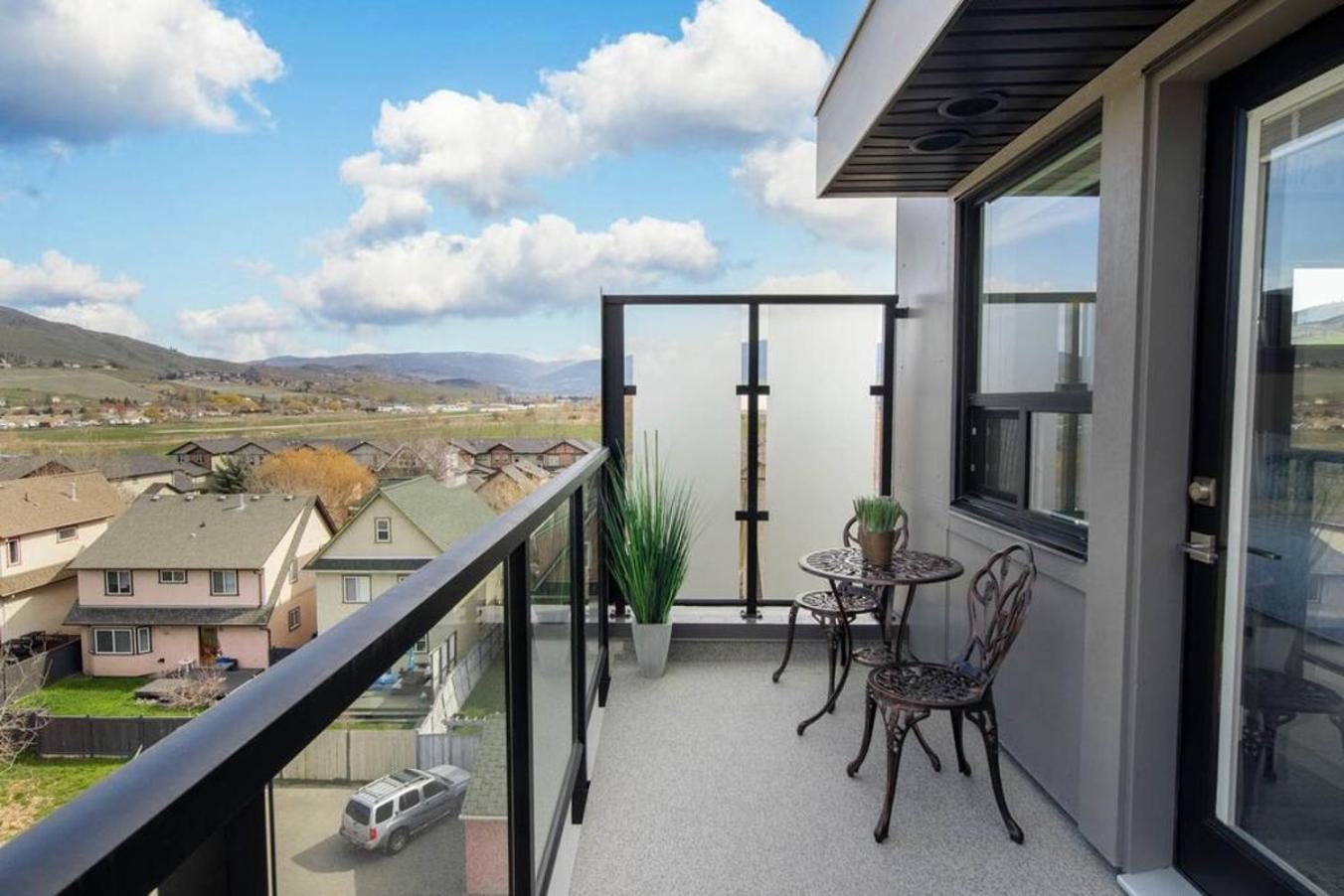 Top Floor Lakeshore Views Near Skiing