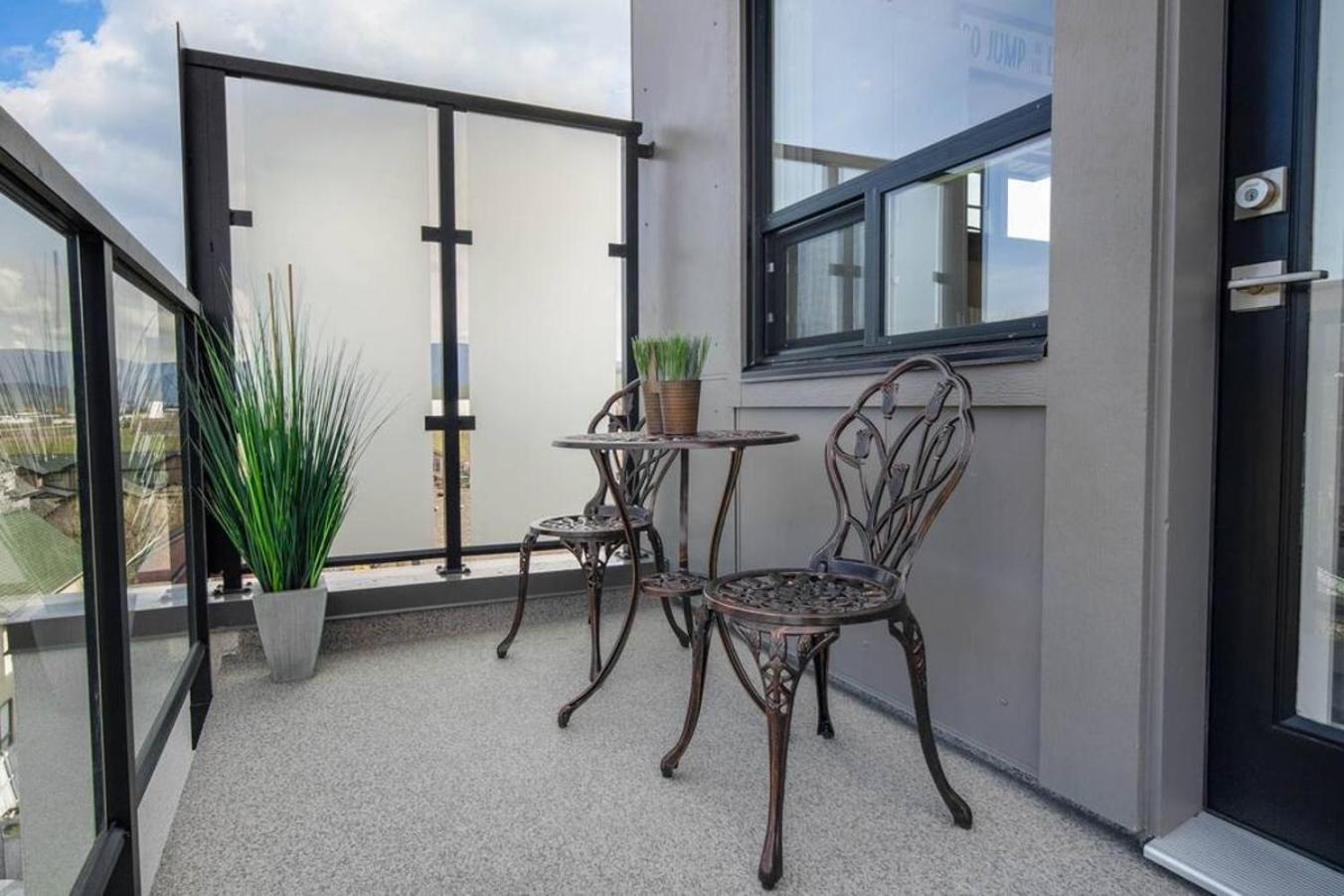 Top Floor Lakeshore Views Near Skiing