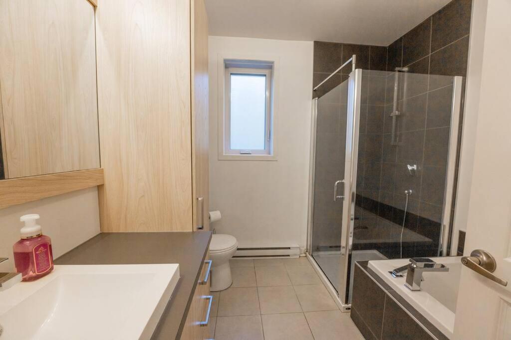 Modern 3BR 4beds apartment AC WiFi Free Parking