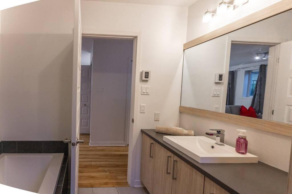 Modern 3BR 4beds apartment AC WiFi Free Parking