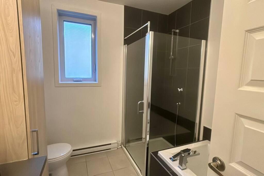 Modern 3BR 4beds apartment AC WiFi Free Parking