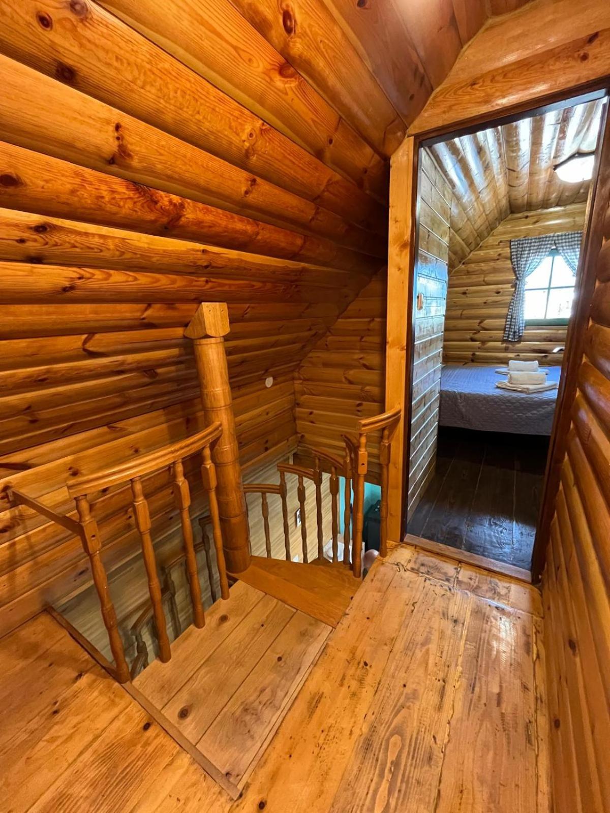 Wooden house Ante self check - in and check - out view 3