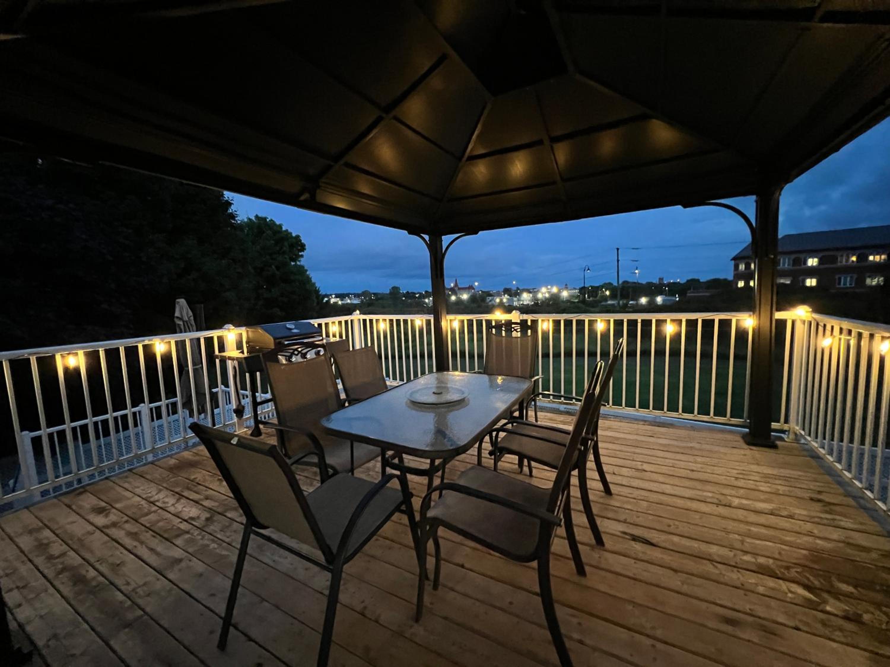Arbour Ridge Vacation Home - Trail View! 5 bedrooms, 8 beds