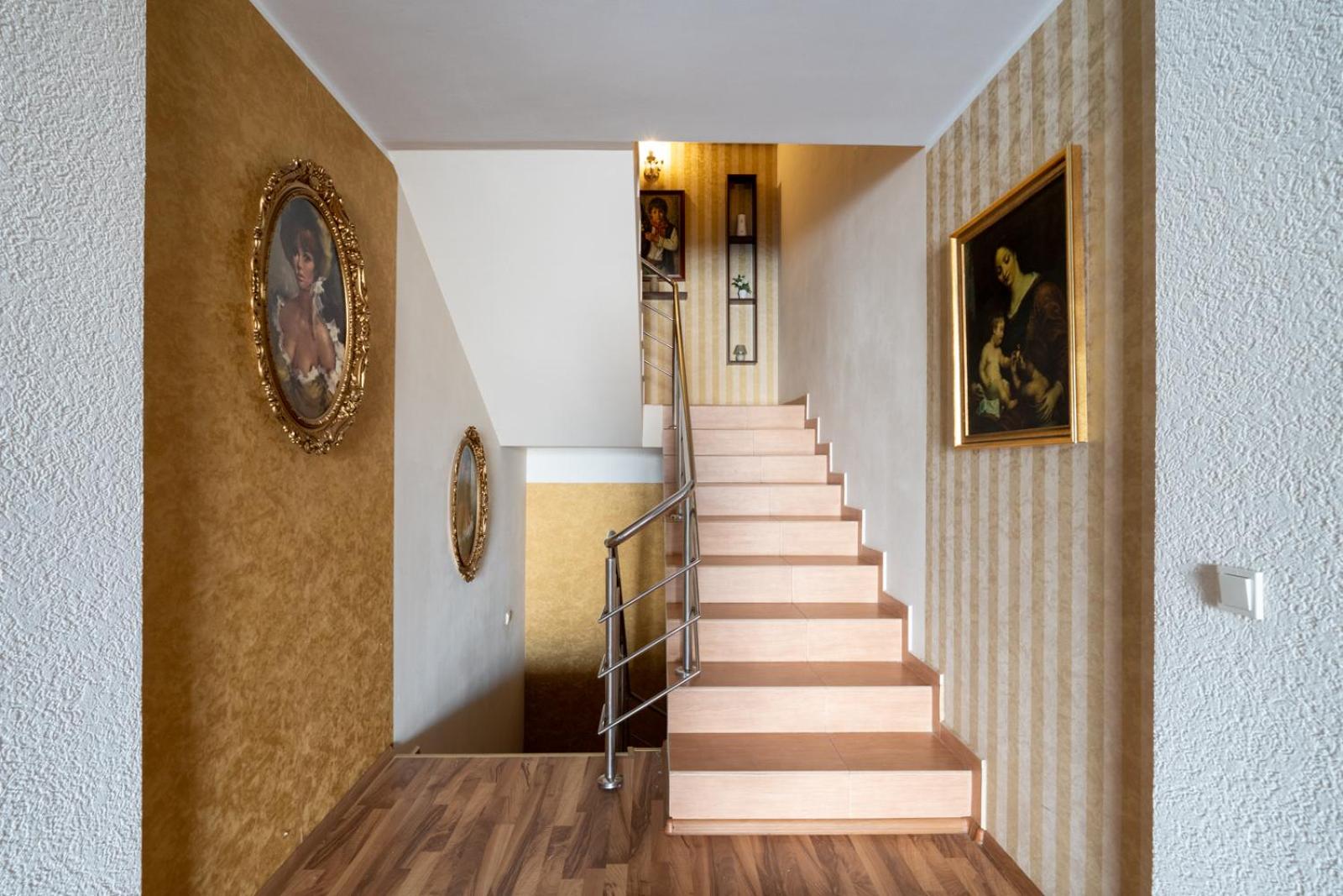 FarawayHomes Aparthotel Near Vienna Airport - Anytime Self Check-In