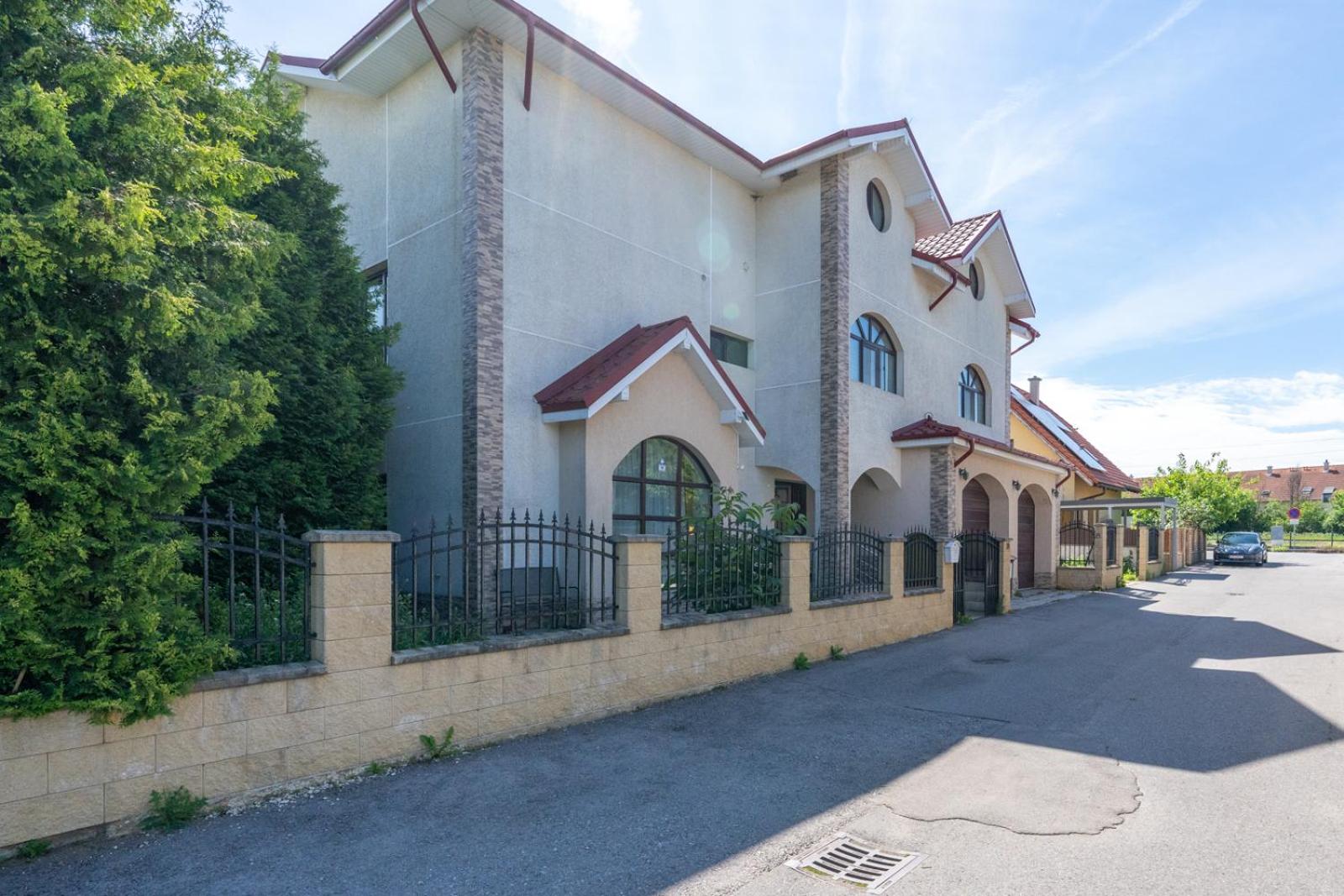FarawayHomes Aparthotel Near Vienna Airport - Anytime Self Check-In