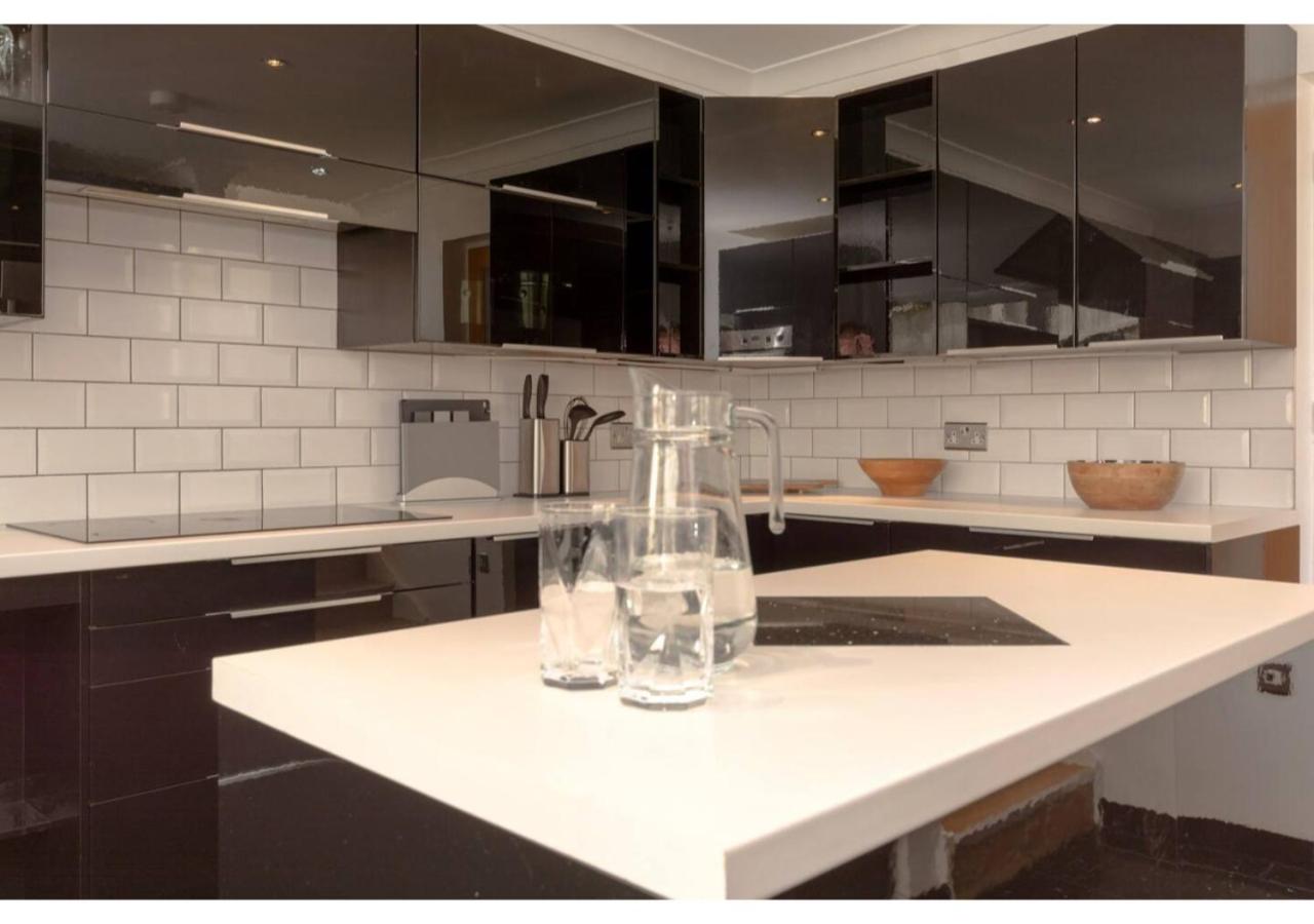 Warwick Views - Family Hot Tub Home Lovely Views with Ample Parking view 3
