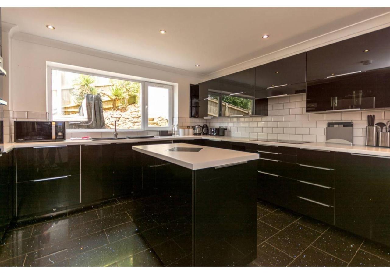 Warwick Views - Family Hot Tub Home Lovely Views with Ample Parking view 4