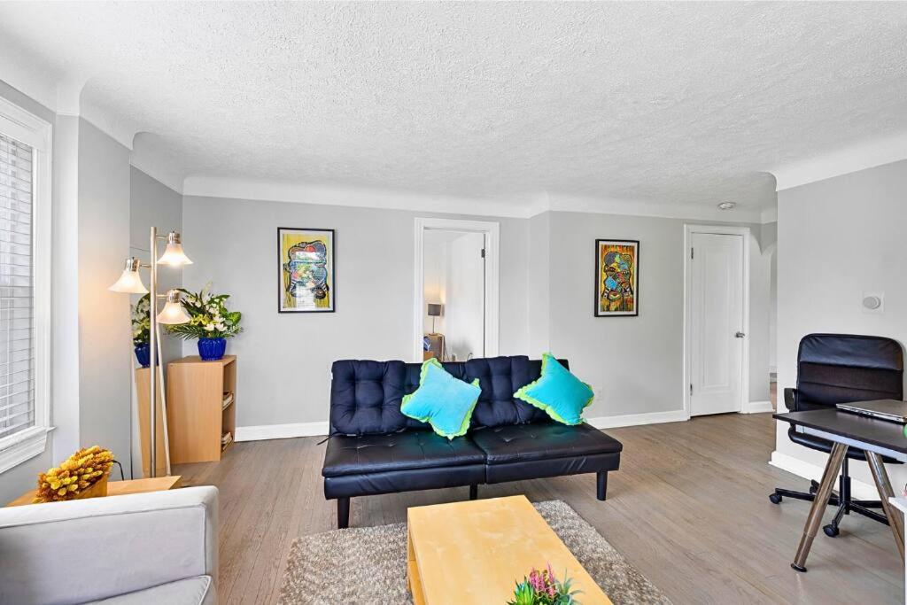 Luxury Downtown Retreat - Prime Spot - Sleeps 6 view 3