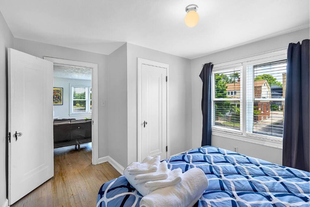 Luxury Downtown Retreat - Prime Spot - Sleeps 6 view 4