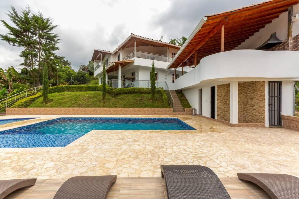 Amazing 5 bdrm Villa with view of Piedra el Peñol