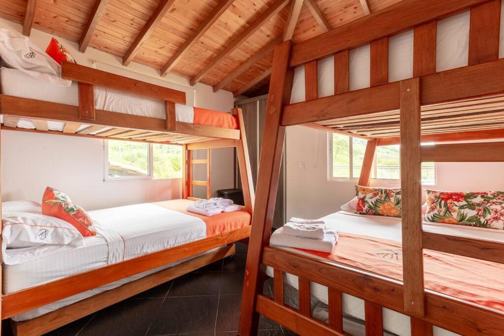 Amazing 5 bdrm Villa with view of Piedra el Peñol