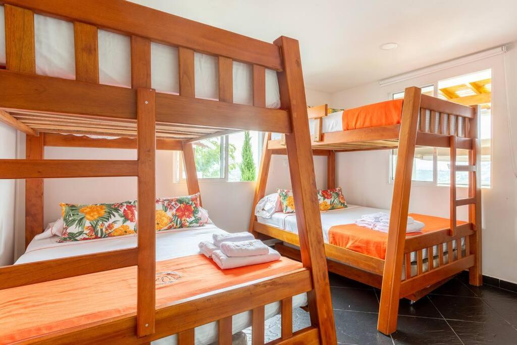 Amazing 5 bdrm Villa with view of Piedra el Peñol