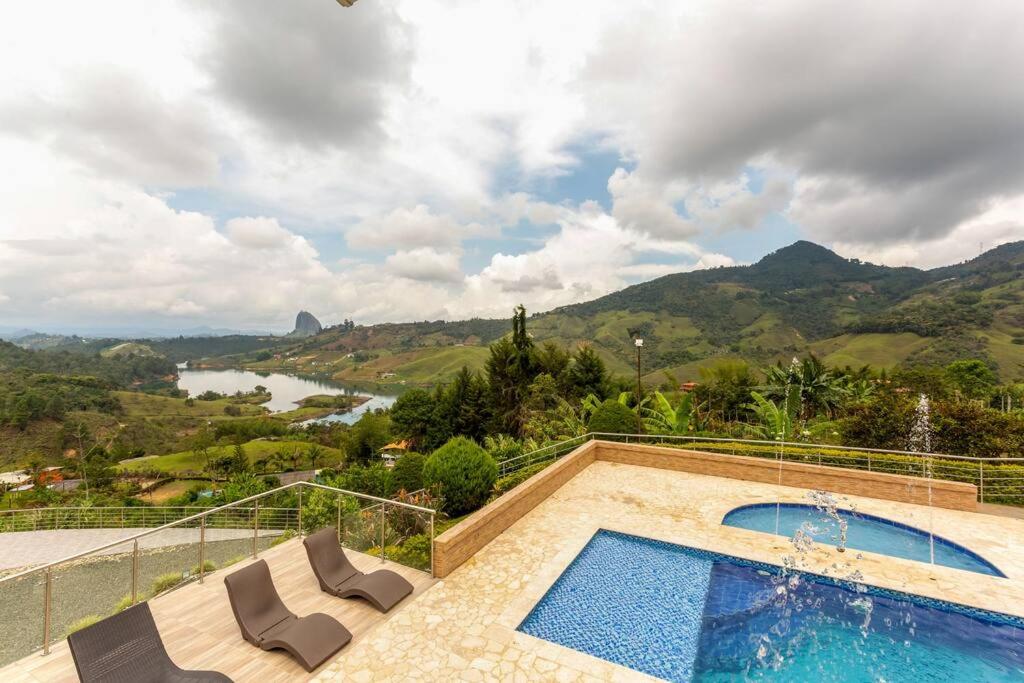 Amazing 5 bdrm Villa with view of Piedra el Peñol