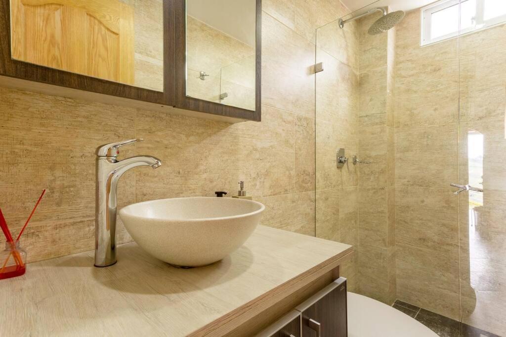 Amazing 5 bdrm Villa with view of Piedra el Peñol