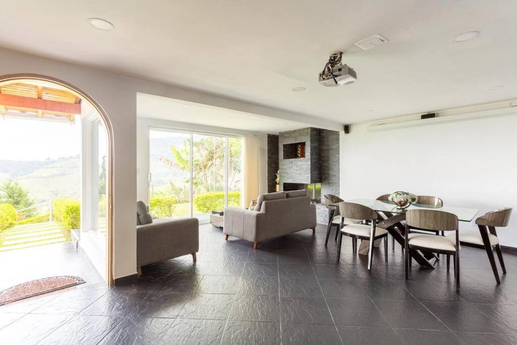 Amazing 5 bdrm Villa with view of Piedra el Peñol