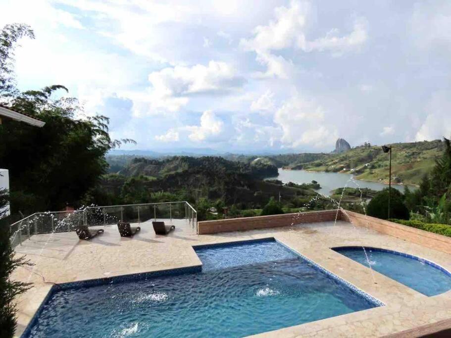 Amazing 5 bdrm Villa with view of Piedra el Peñol