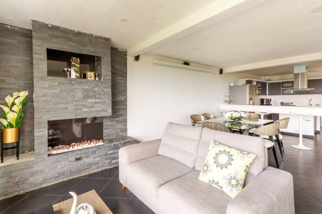 Amazing 5 bdrm Villa with view of Piedra el Peñol