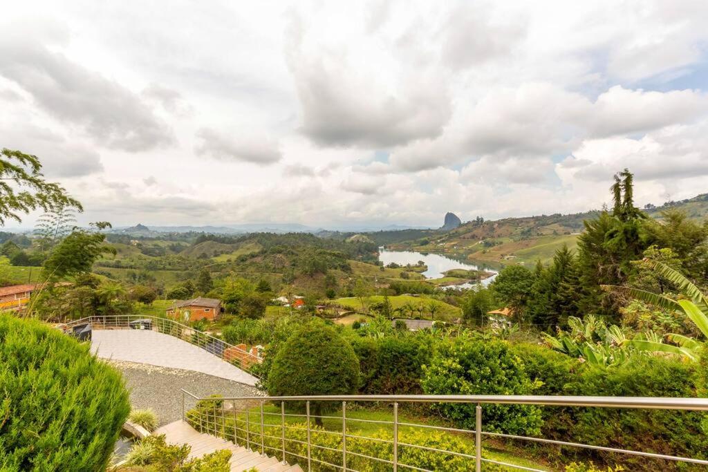 Amazing 5 bdrm Villa with view of Piedra el Peñol