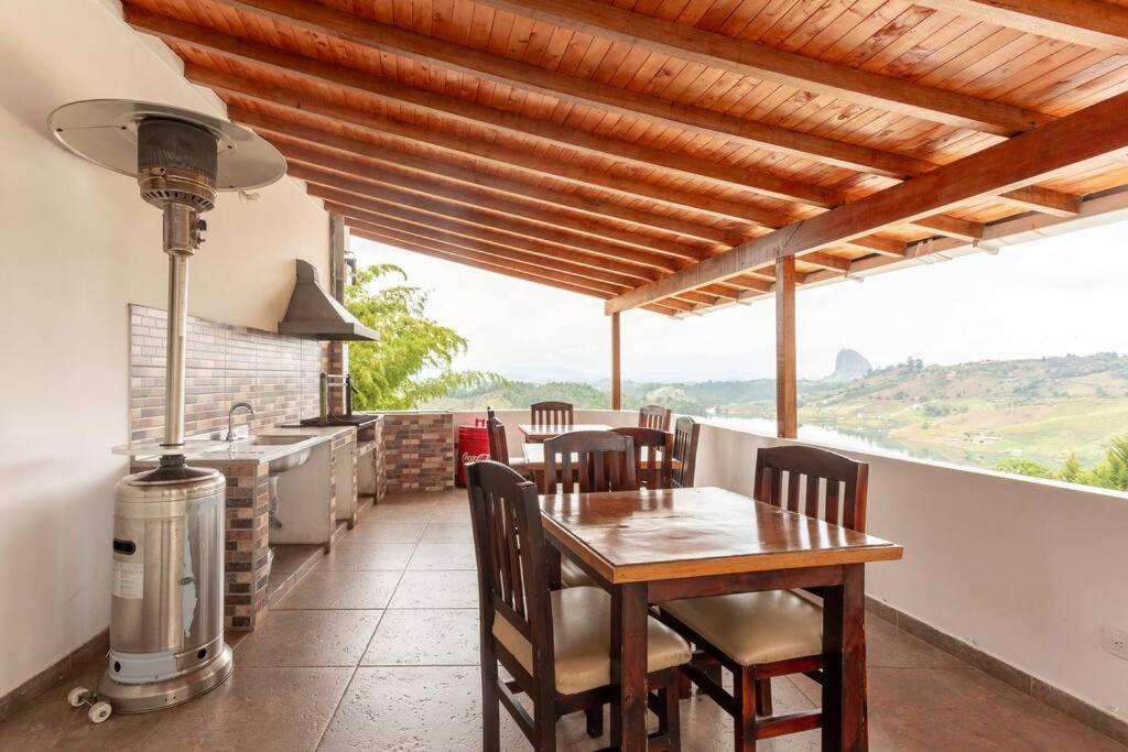 Amazing 5 bdrm Villa with view of Piedra el Peñol