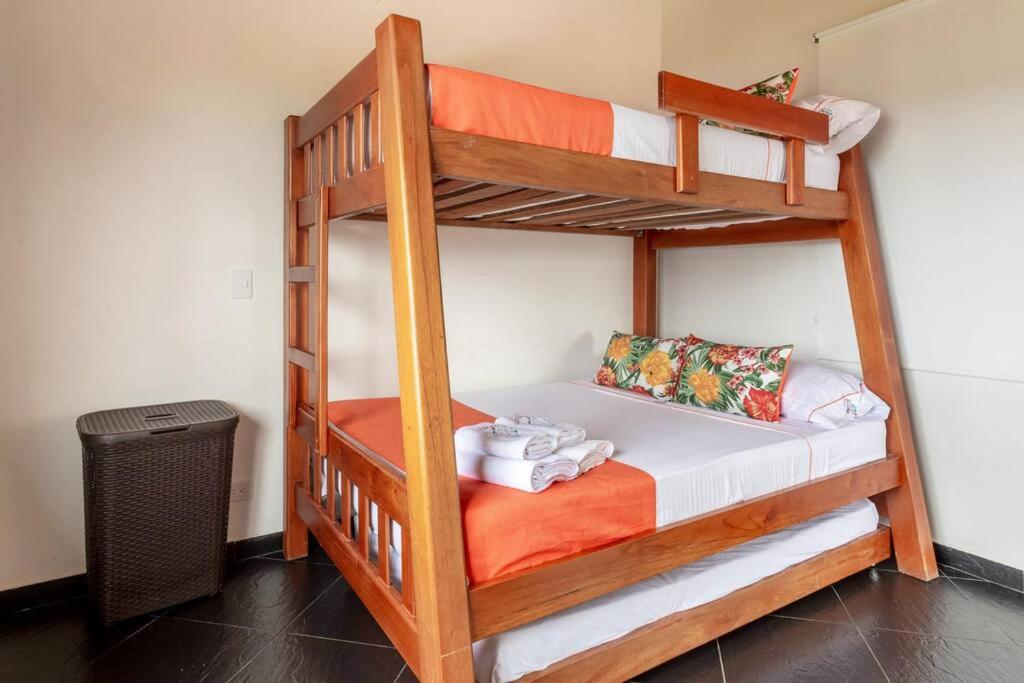 Amazing 5 bdrm Villa with view of Piedra el Peñol