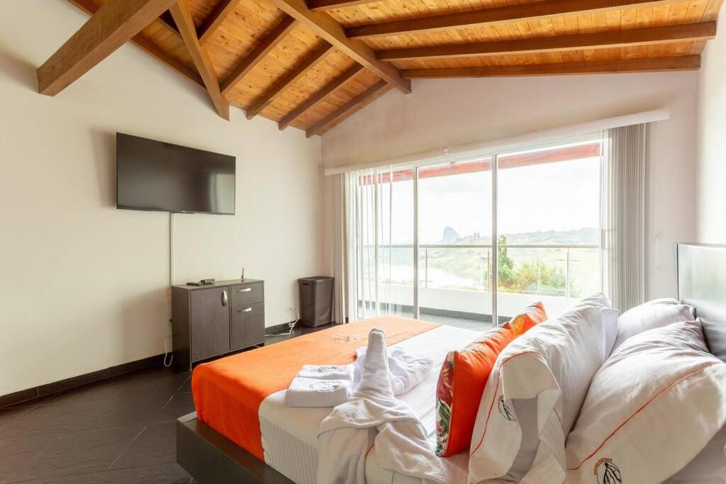 Amazing 5 bdrm Villa with view of Piedra el Peñol