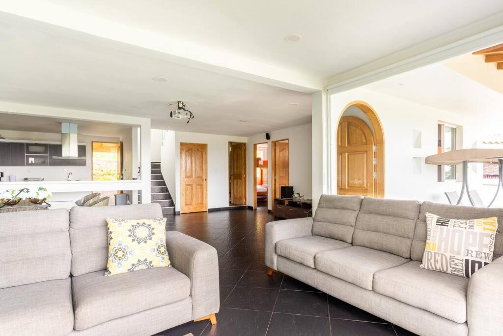 Amazing 5 bdrm Villa with view of Piedra el Peñol