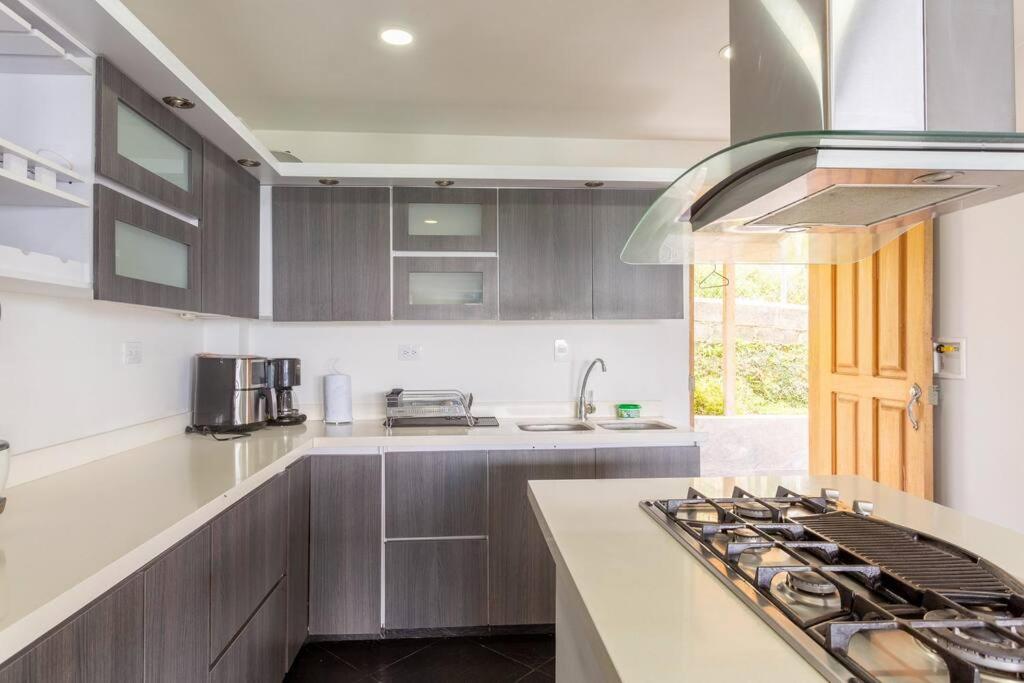 Amazing 5 bdrm Villa with view of Piedra el Peñol