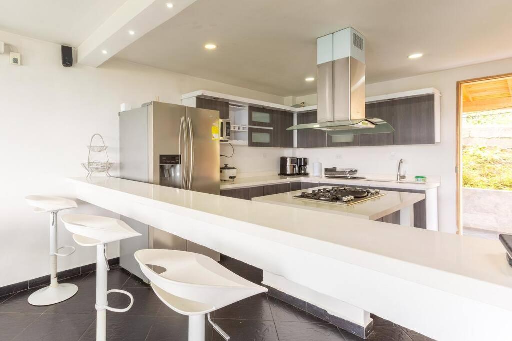 Amazing 5 bdrm Villa with view of Piedra el Peñol