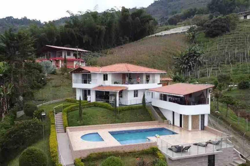 Amazing 5 bdrm Villa with view of Piedra el Peñol