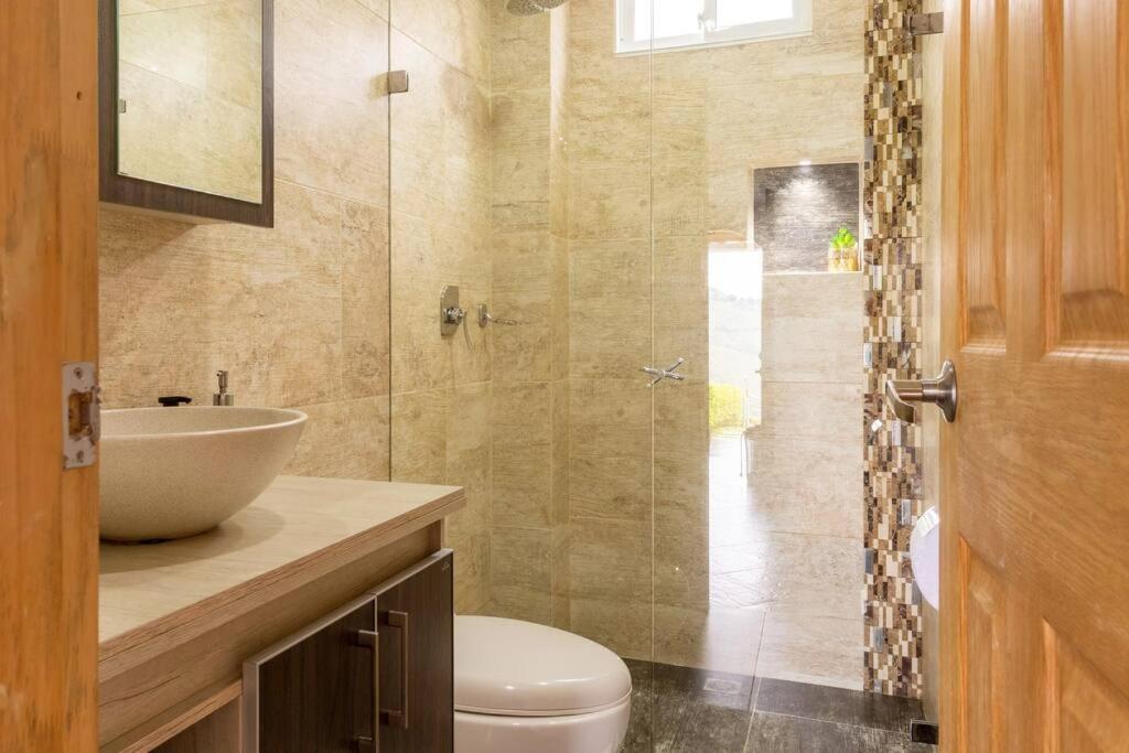 Amazing 5 bdrm Villa with view of Piedra el Peñol