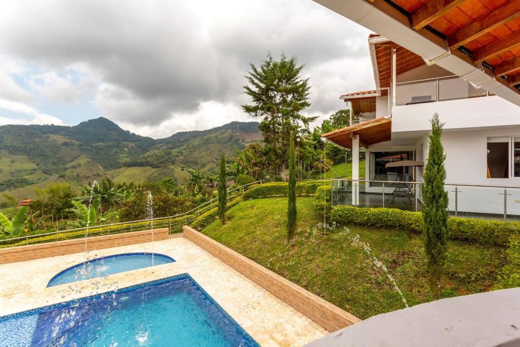 Amazing 5 bdrm Villa with view of Piedra el Peñol