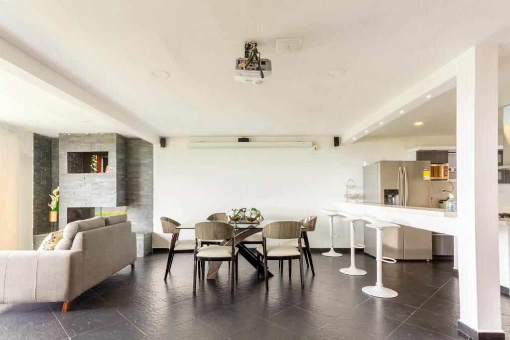 Amazing 5 bdrm Villa with view of Piedra el Peñol
