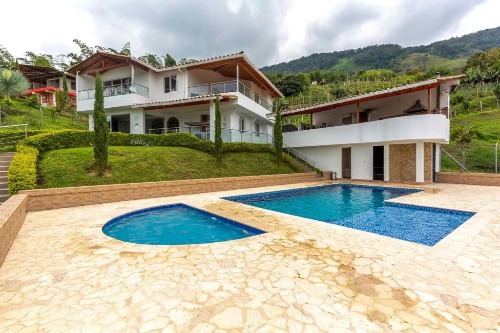 Amazing 5 bdrm Villa with view of Piedra el Peñol