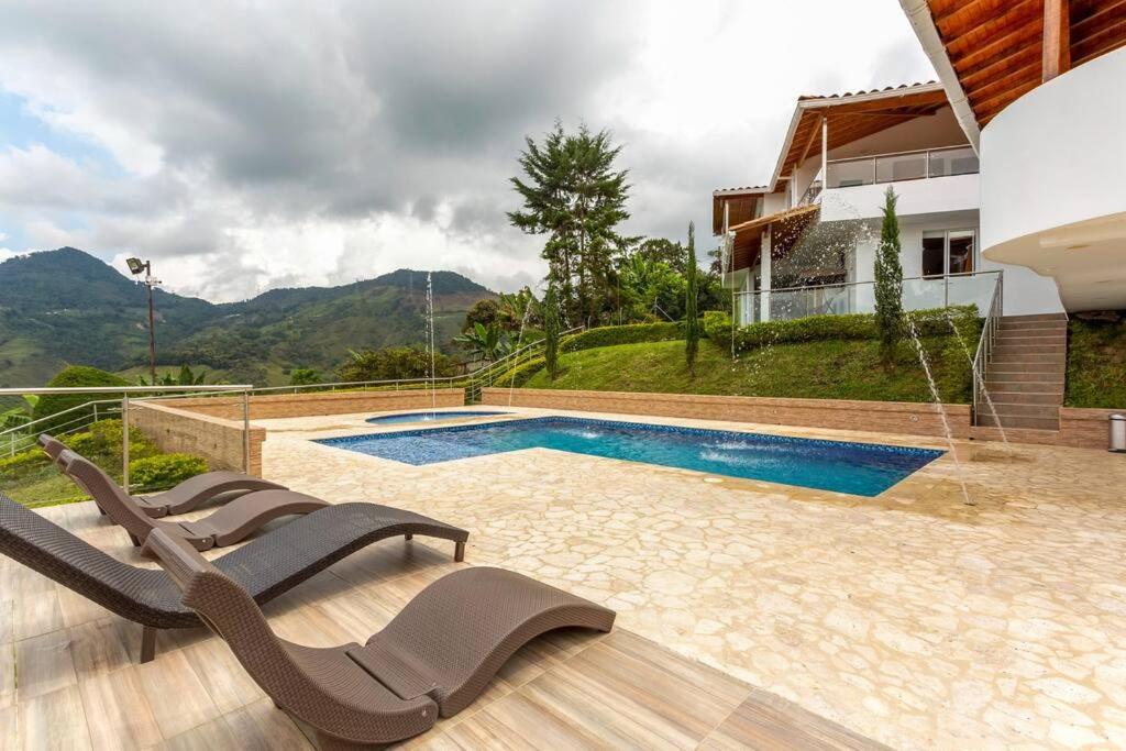 Amazing 5 bdrm Villa with view of Piedra el Peñol