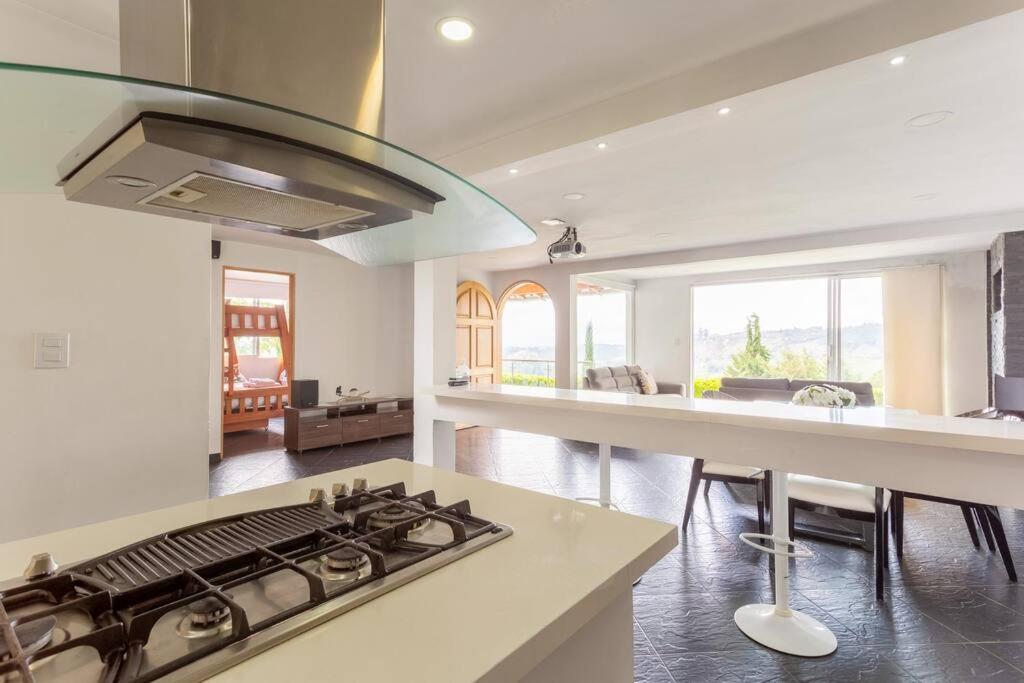 Amazing 5 bdrm Villa with view of Piedra el Peñol
