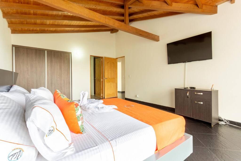 Amazing 5 bdrm Villa with view of Piedra el Peñol