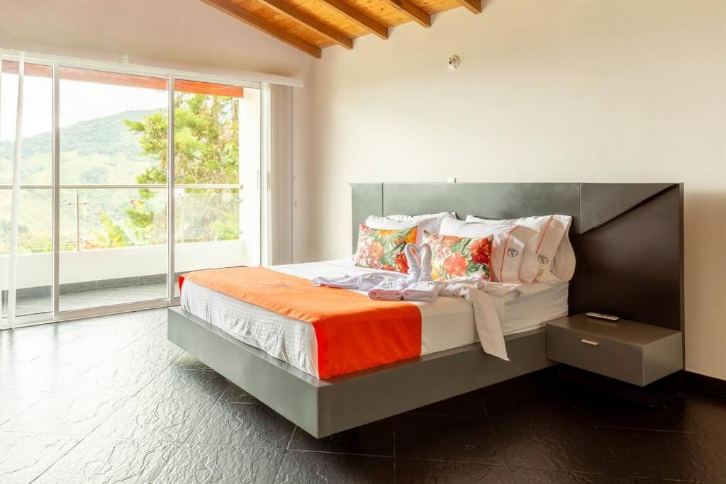 Amazing 5 bdrm Villa with view of Piedra el Peñol