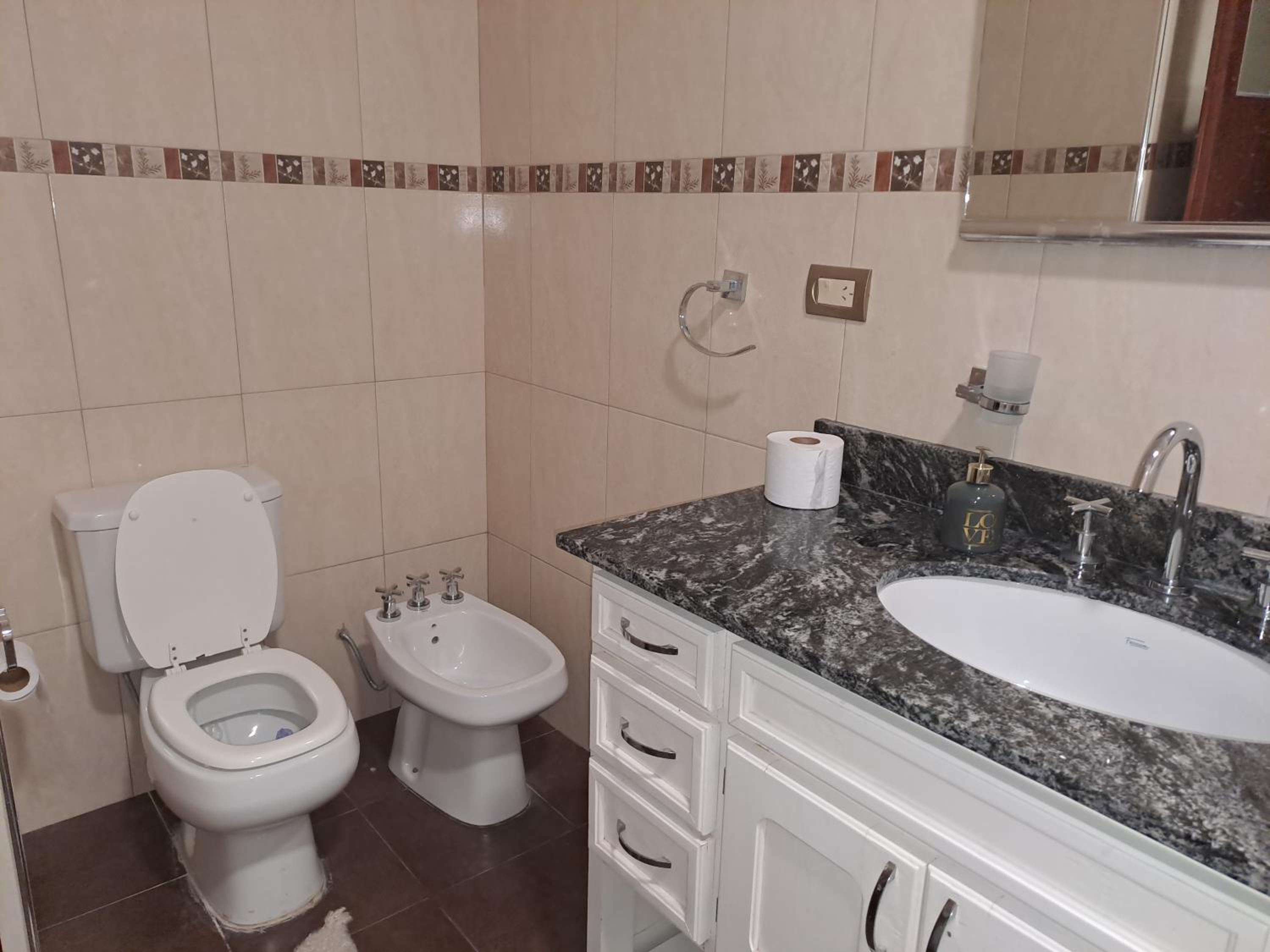 Casa con piscina y parque en Salta , zona aeropuerto