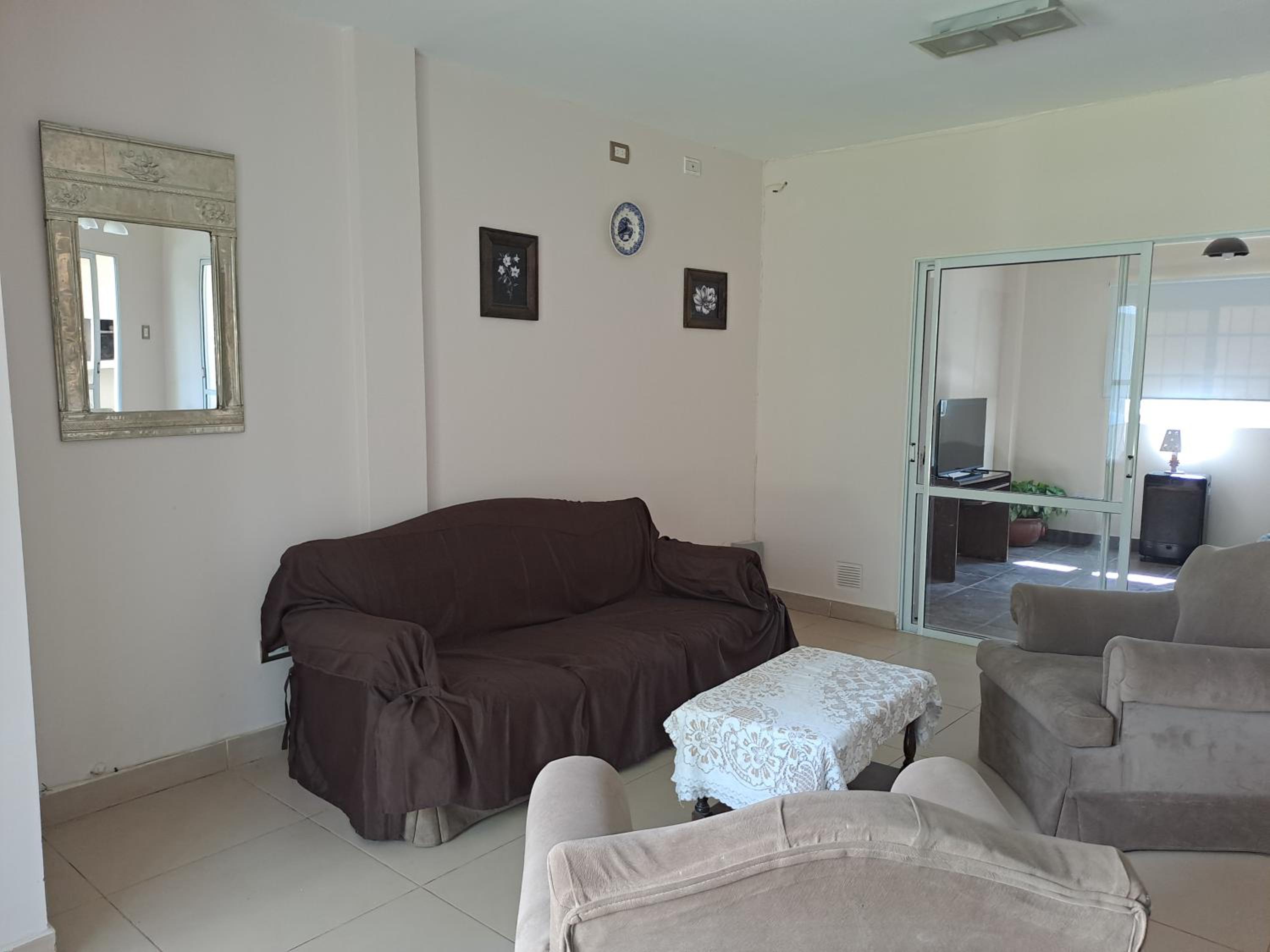 Casa con piscina y parque en Salta , zona aeropuerto