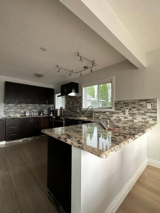 Spacious 5 - Bedroom Oasis in Penticton