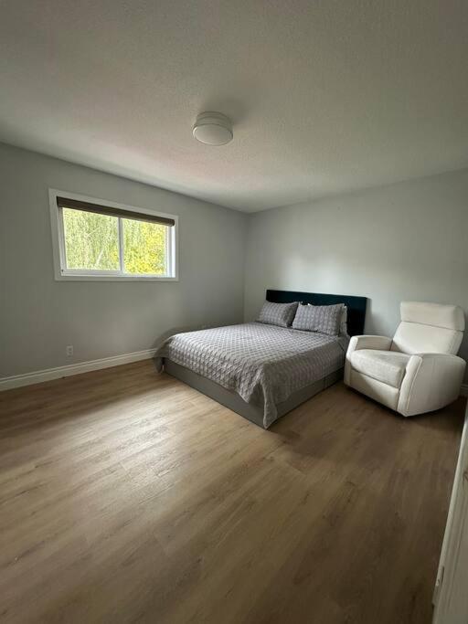 Spacious 5 - Bedroom Oasis in Penticton