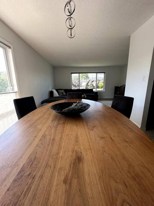 Spacious 5 - Bedroom Oasis in Penticton