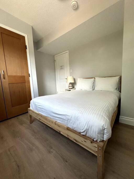 Spacious 5 - Bedroom Oasis in Penticton