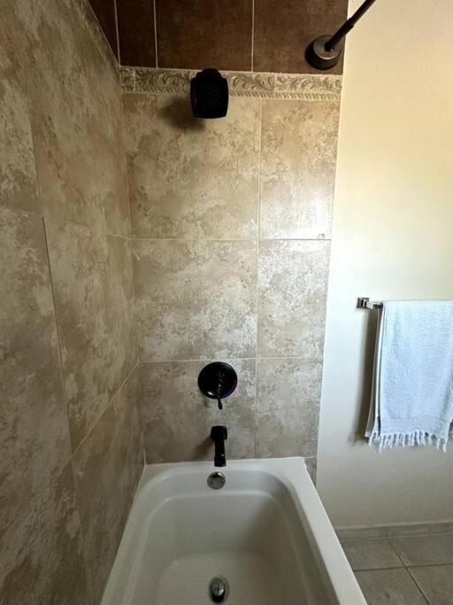 Spacious 5 - Bedroom Oasis in Penticton